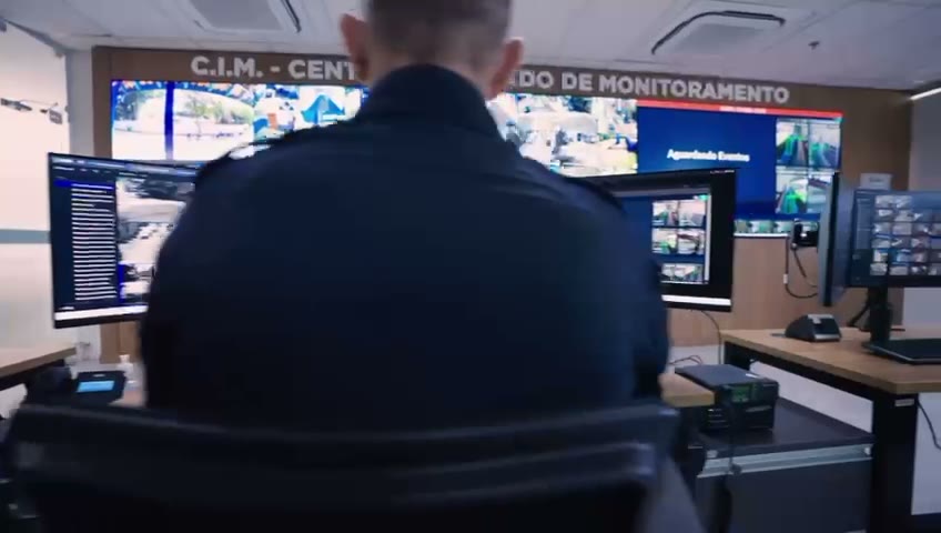 Guarda Civil operando estação de trabalho no Centro Integrado de Monitoramento