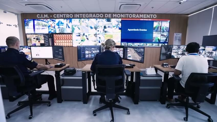 Operadores no Centro Integrado de Monitoramento de Leme