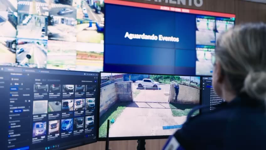 Operadora acompanhando as câmeras no C.I.M. de Leme