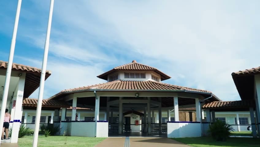Fachada de escola municipal em Leme