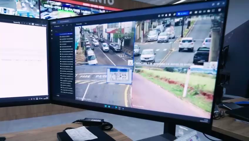Monitor com imagens de trânsito em avenida de Leme